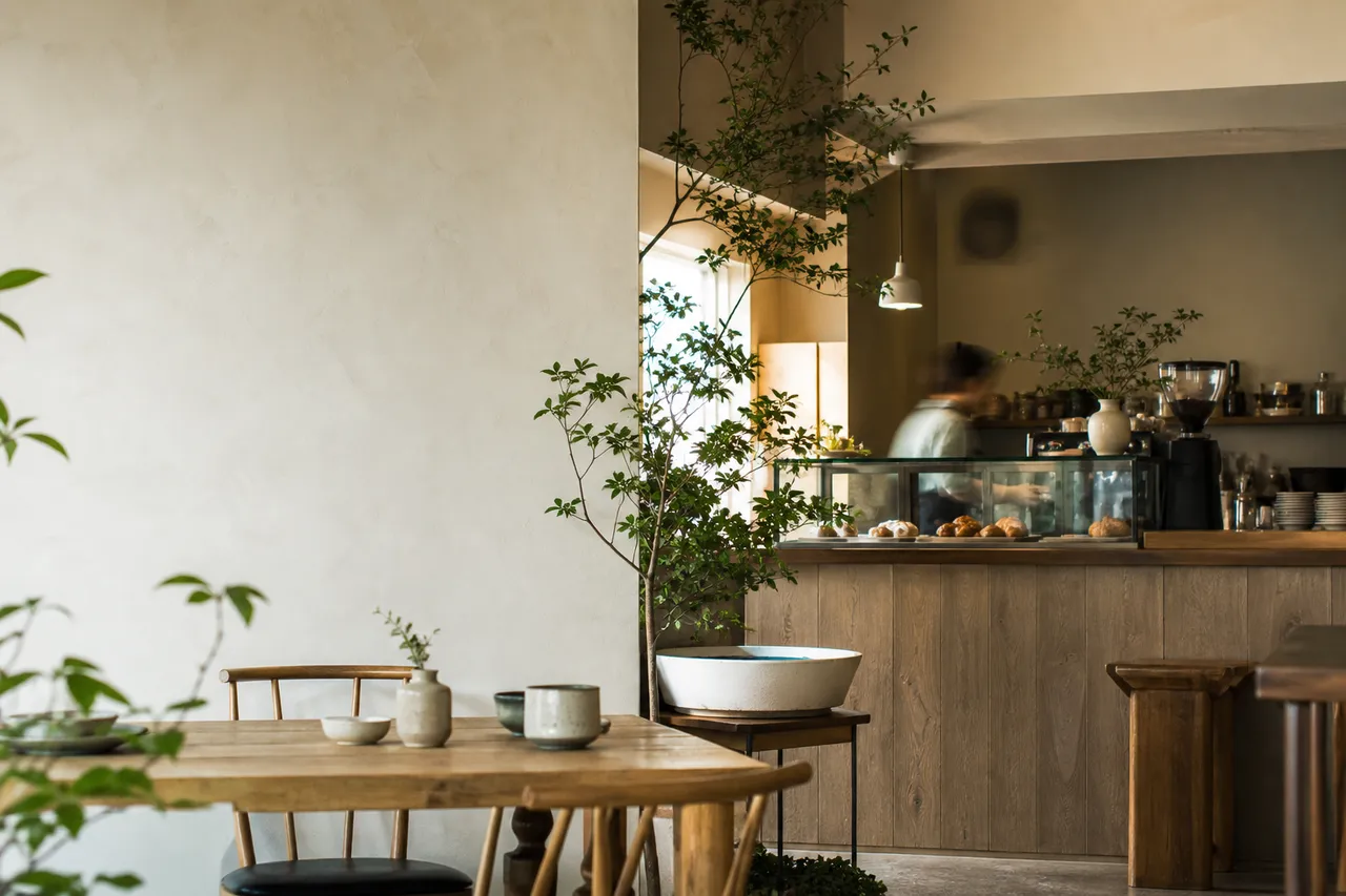 木と緑を基調にした地域のカフェ店内